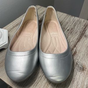 DANSKIN Poise Classic Ballet Flat In Silver SZ 6.5